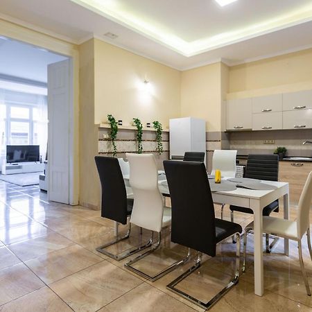 Luxury Downtown Home By Anna บูดาเปสต์ ภายนอก รูปภาพ