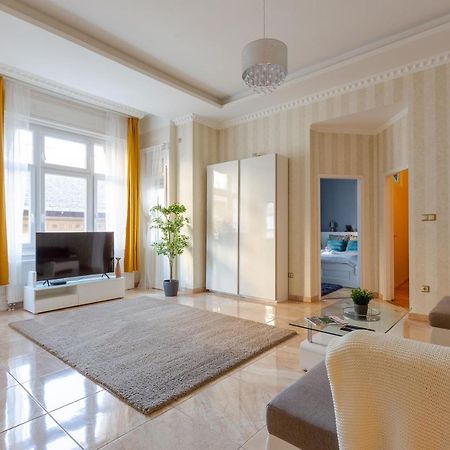 Luxury Downtown Home By Anna บูดาเปสต์ ภายนอก รูปภาพ