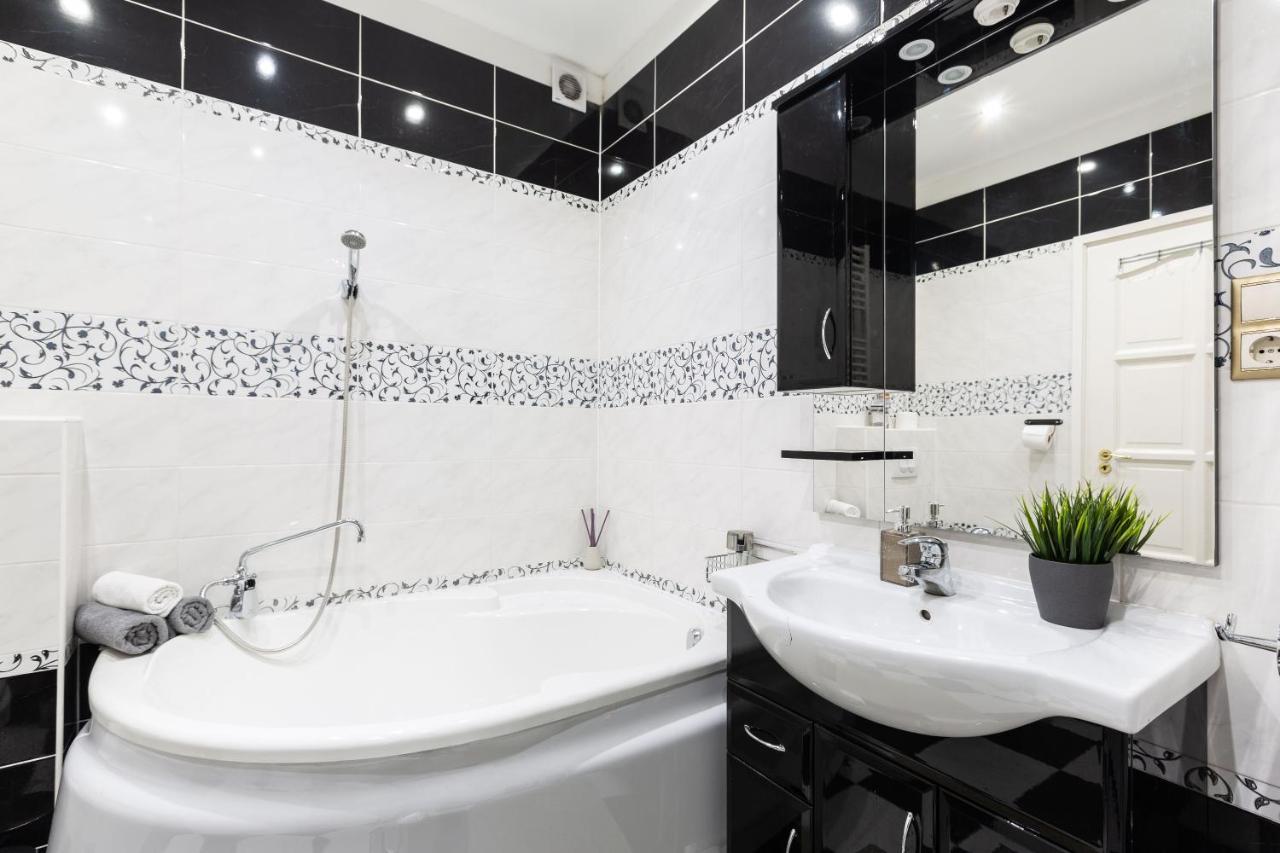 Luxury Downtown Home By Anna บูดาเปสต์ ภายนอก รูปภาพ