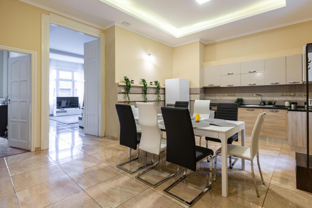 Luxury Downtown Home By Anna บูดาเปสต์ ภายนอก รูปภาพ