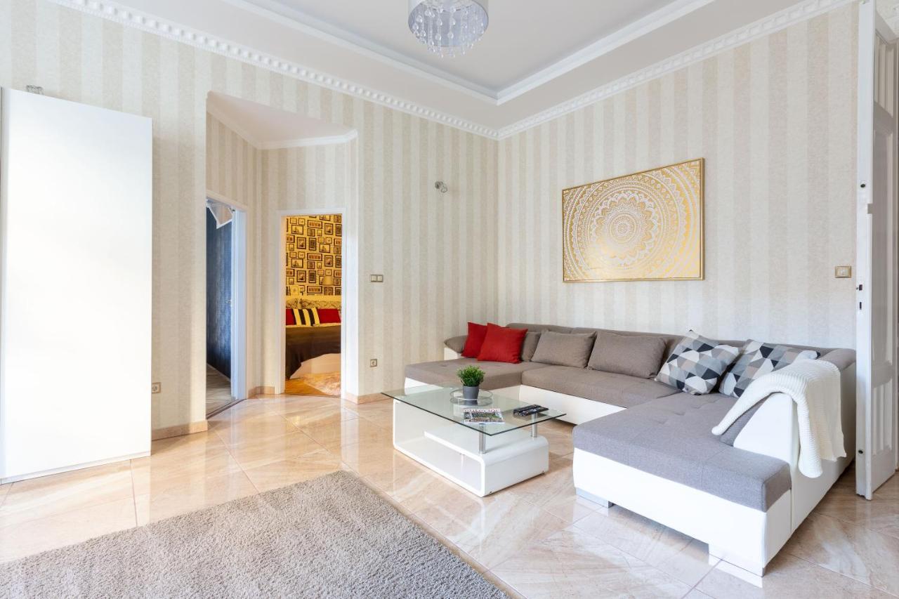 Luxury Downtown Home By Anna บูดาเปสต์ ภายนอก รูปภาพ