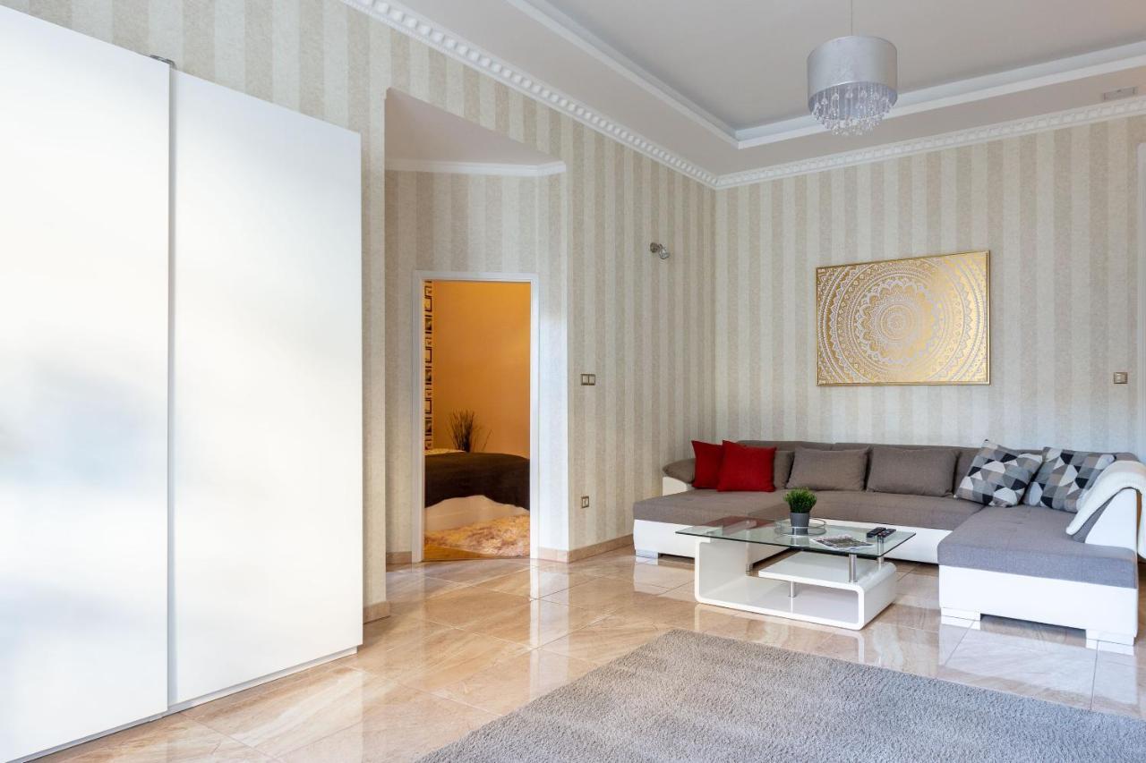 Luxury Downtown Home By Anna บูดาเปสต์ ภายนอก รูปภาพ