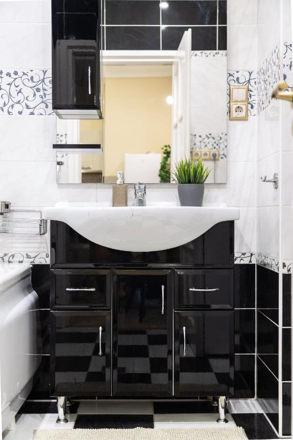 Luxury Downtown Home By Anna บูดาเปสต์ ภายนอก รูปภาพ