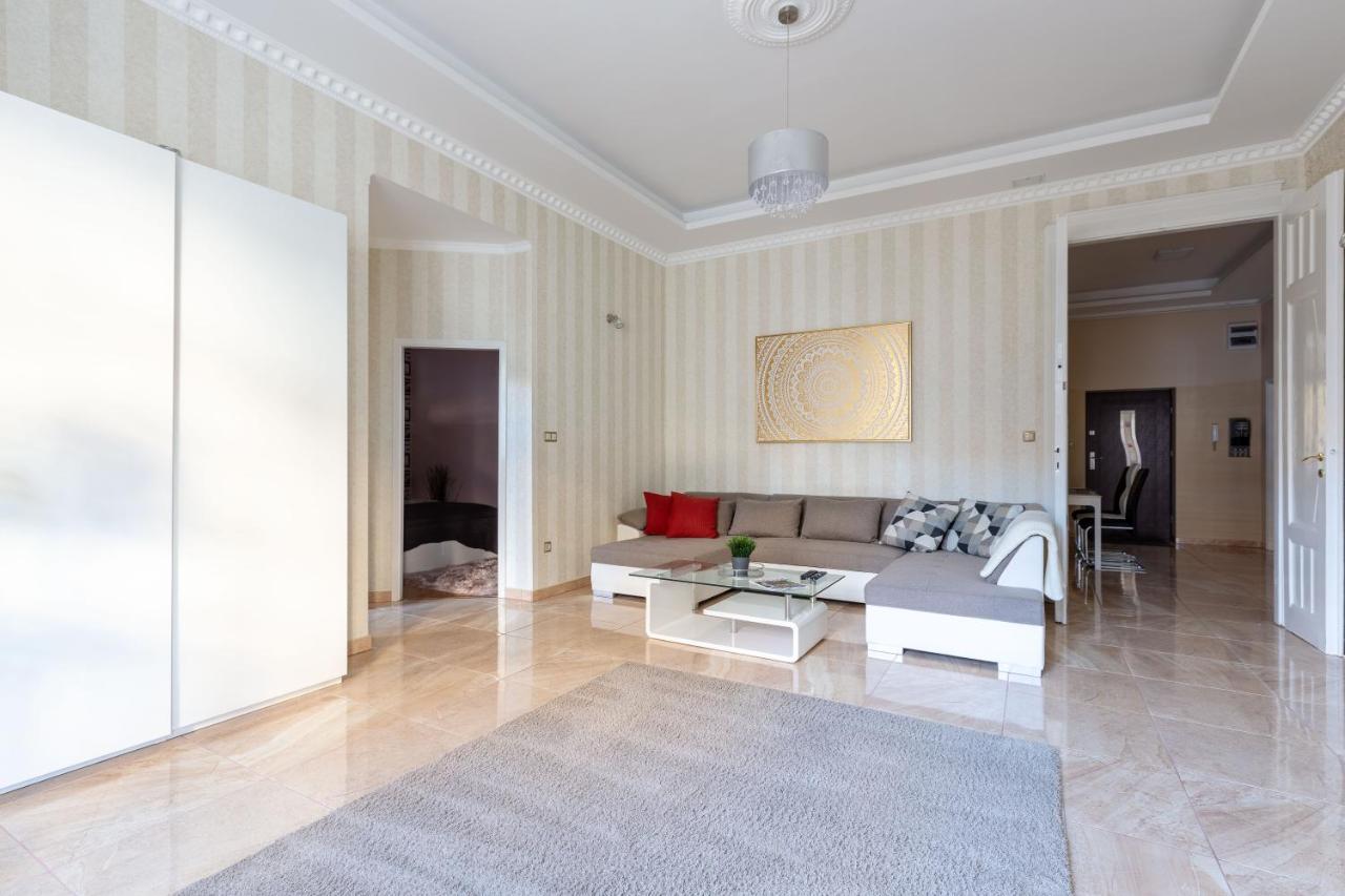 Luxury Downtown Home By Anna บูดาเปสต์ ภายนอก รูปภาพ