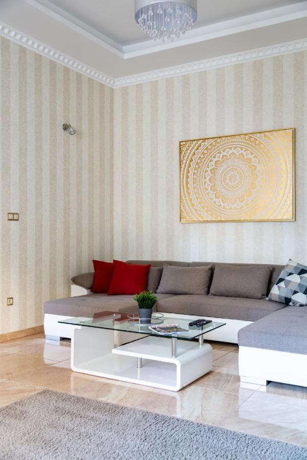 Luxury Downtown Home By Anna บูดาเปสต์ ภายนอก รูปภาพ