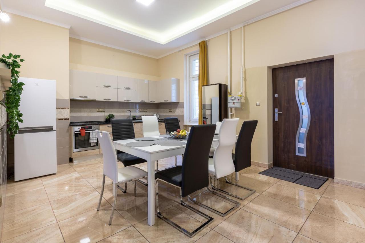 Luxury Downtown Home By Anna บูดาเปสต์ ภายนอก รูปภาพ