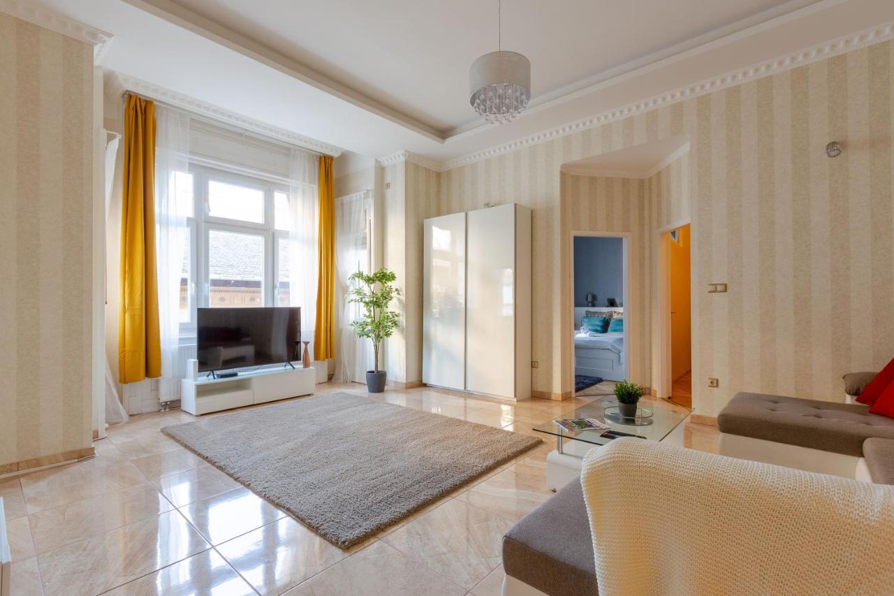Luxury Downtown Home By Anna บูดาเปสต์ ภายนอก รูปภาพ
