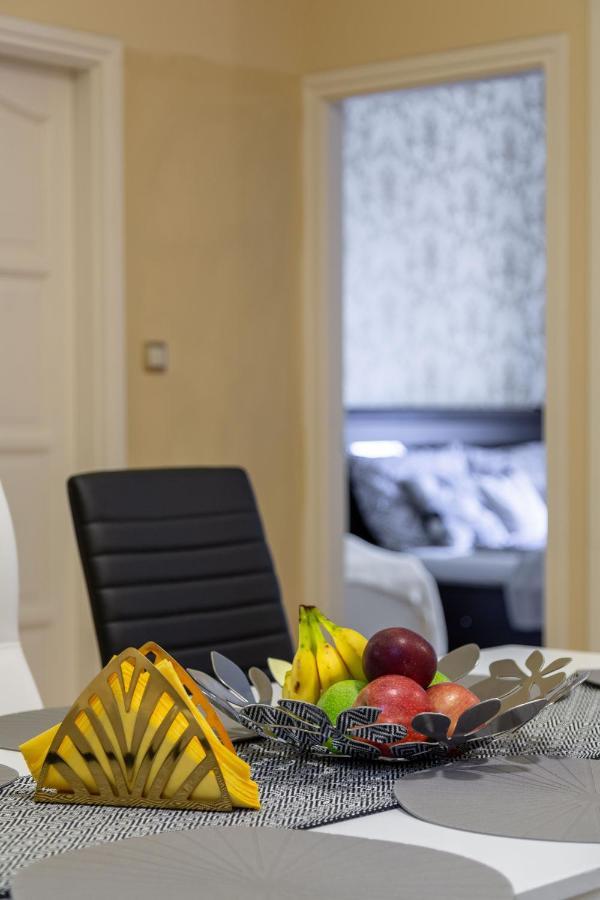 Luxury Downtown Home By Anna บูดาเปสต์ ภายนอก รูปภาพ