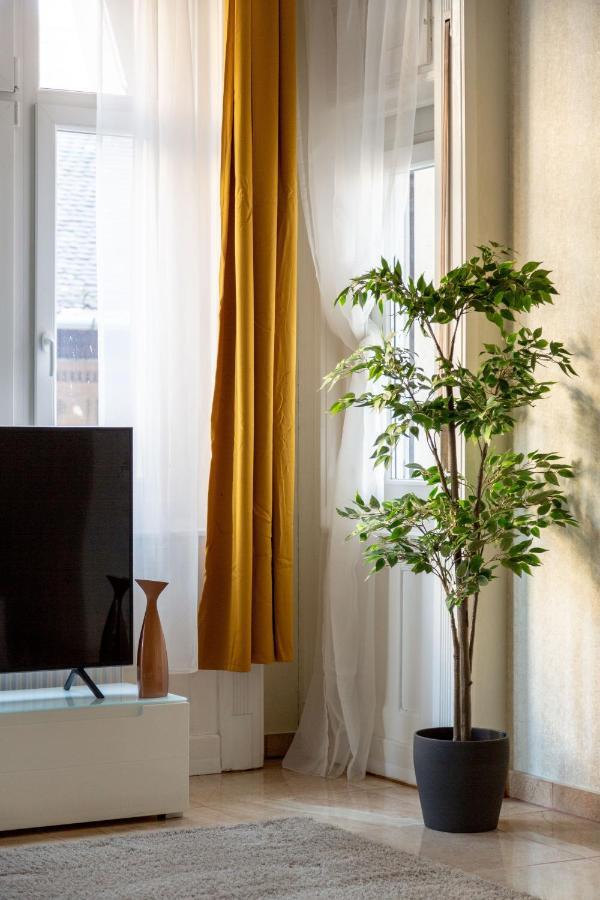 Luxury Downtown Home By Anna บูดาเปสต์ ภายนอก รูปภาพ