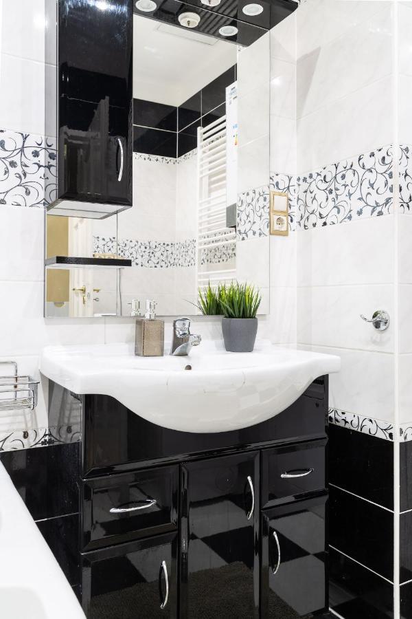 Luxury Downtown Home By Anna บูดาเปสต์ ภายนอก รูปภาพ