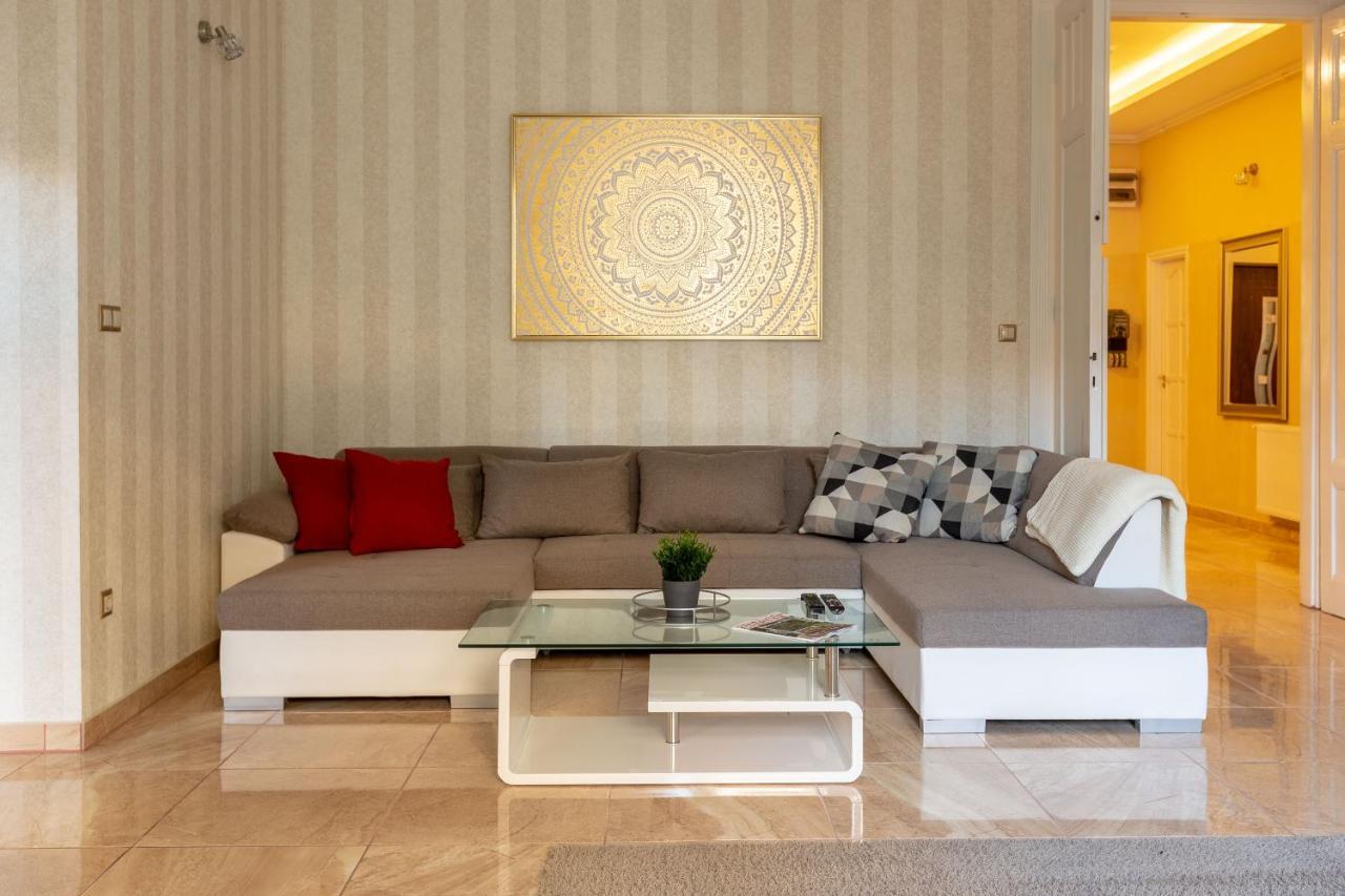 Luxury Downtown Home By Anna บูดาเปสต์ ภายนอก รูปภาพ